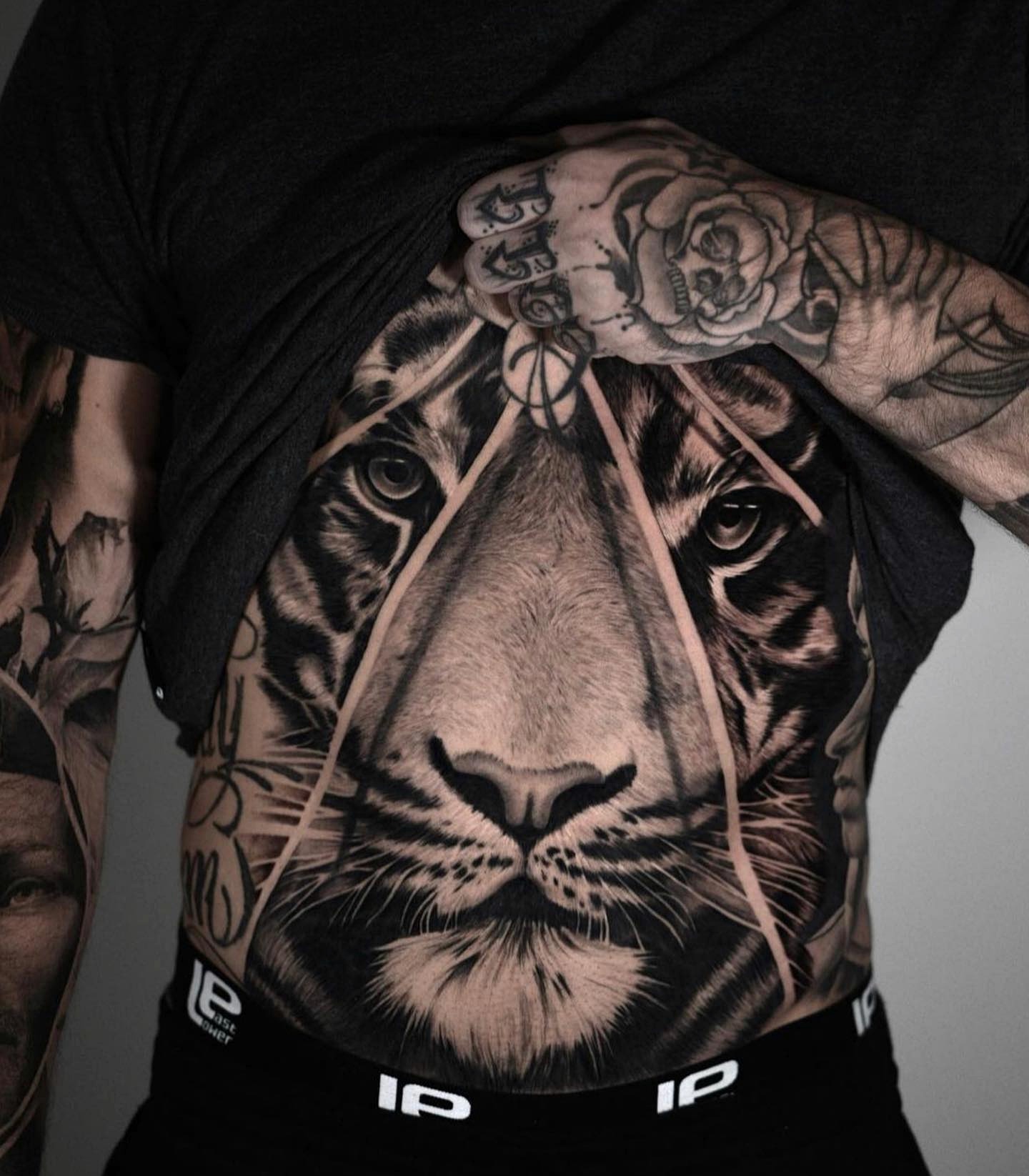 Schwarz-Grau-Tattoo von Adam LAKIMII, Arbeit 2