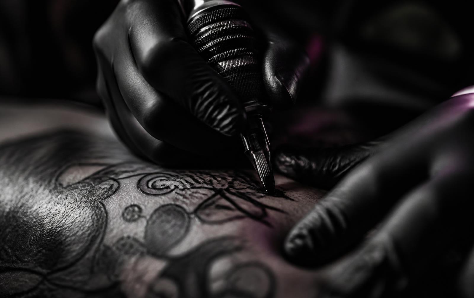 Detailaufnahme eines Tattoo-Prozesses